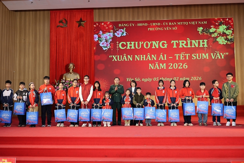 Lãnh đạo phường trao quà tết cho học sinh có hoàn cảnh khó khăn