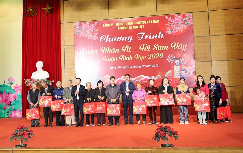 Bí thư Đảng ủy phường Nguyễn Hồng Sơn, Chủ tịch UBND phường Nguyễn Anh Tuấn tặng quà đại diện hộ gia đình khó khăn