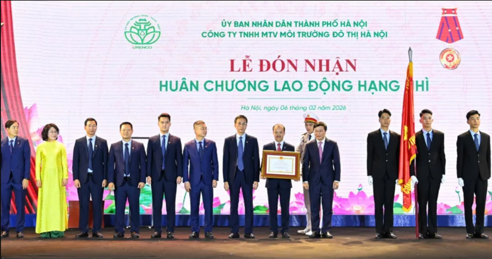 Ban Lãnh đạo Công ty TNHH MTV Môi trường đô thị Hà Nội URENCO đón nhận Huân chương Lao động hạng Nhì. Ảnh: Ngọc Hiệp.