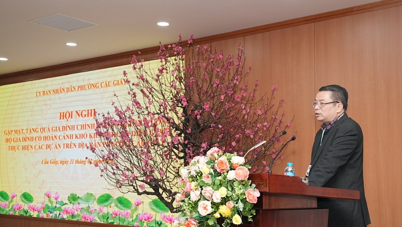  Giám đốc Ban Quản lý dự án Đầu tư - Hạ tầng phường Cầu Giấy Nguyễn Việt Trung phát biểu tại hội nghị