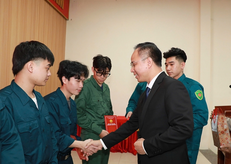 Đồng chí Võ Xuân Trọng, Bí thư Đảng ủy phường Tương Mai trao quà cho các tân binh