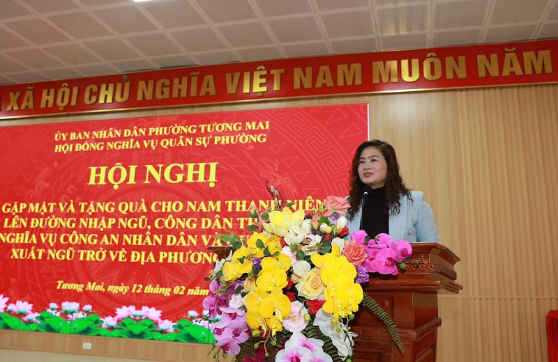 Phó Bí thư Đảng ủy, Chủ tịch UBND phường Tương Mai Đào Thị Thu Hằng  phát biểu tại hội nghị