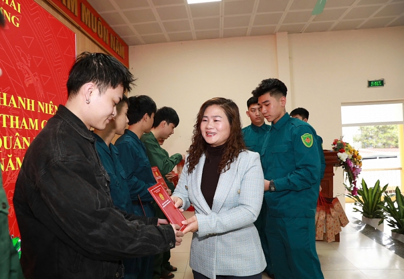 Chủ tịch UBND phường trao quà cho các tân binh