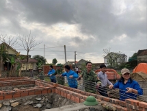 Đoàn viên thanh niên mang tổ ấm đến người nghèo