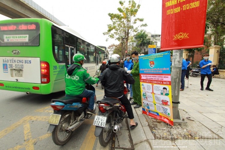 luc luong thanh nien quan thanh xuan phat 1500 chiec khau trang va nuoc rua tay sat khuan