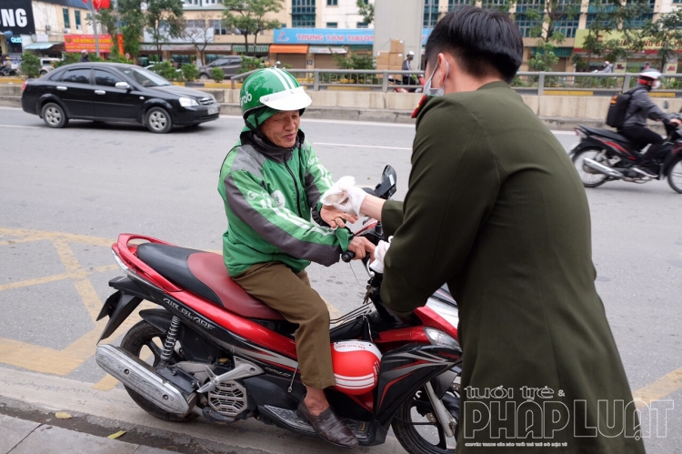 luc luong thanh nien quan thanh xuan phat 1500 chiec khau trang va nuoc rua tay sat khuan