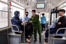 Lực lượng thanh niên quận Thanh Xuân phát 1.500 chiếc khẩu trang và nước rửa tay sát khuẩn