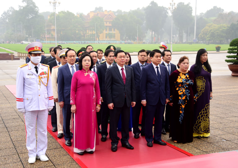 lanh dao thanh pho vao lang vieng chu tich ho chi minh va tuong niem cac anh hung liet si