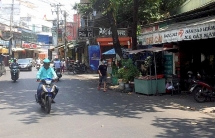 Cô gái bán thịt quật ngã tên cướp