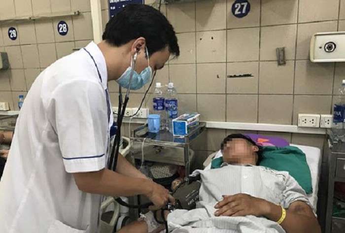 ha noi mot nguoi phai cap cuu vi uong 15 vien thuoc tri sot ret de phong covid 19