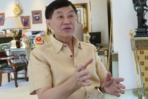 doanh nhan johnathan hanh nguyen quyen 30 ti dong va gop mat bang lam khu cach ly