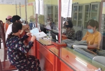 Công sở, điểm giao dịch ở Điện Biên đồng loạt "đeo khẩu trang"