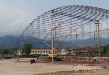 Xã nghèo bán đất quy hoạch trường học để xây dựng nhà thi đấu tennis, sân bóng rổ tiền tỷ