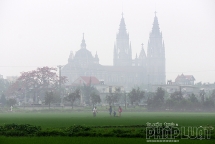 [Chùm ảnh] Ngắm từ xa nhà thờ đẹp ngất trời Tây tại Nam Định trong sương