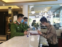 Công an Hà Nội "đi từng ngõ, gõ từng nhà" rà người nhập cảnh, để phòng dịch Covid-19
