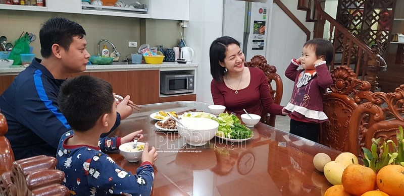Bữa cơm hiếm hoi có đông đủ thành viên trong gia đình của Đại úy Hương Thảo bởi tính chất công việc bận rộn