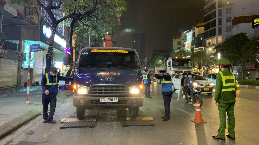 "Giá chát" cho xe quá tải qua địa bàn Cầu Giấy