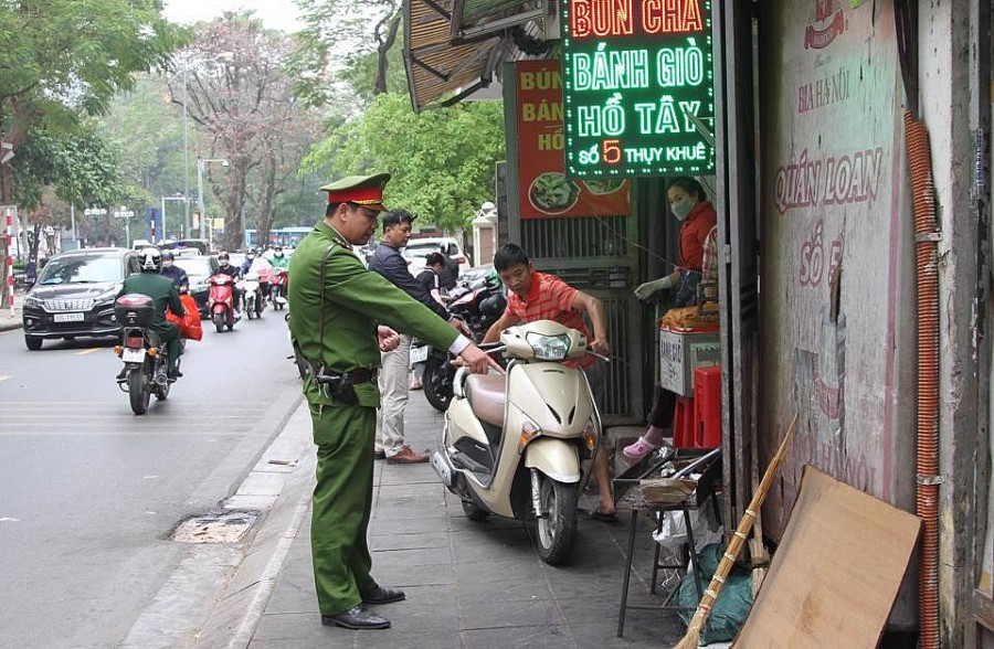 Lực lượng chức năng phường Thụy Khuê tiến hành kiểm tra, xử lý vi phạm trật tự đô thị trên phố Thụy Khuê