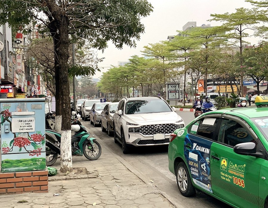 Xe đỗ hàng dài dưới lòng đường Nguyễn Phong Sắc gây cản trở giao thông.