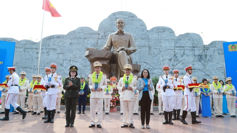 Học tập chuyên đề về Chủ tịch Hồ Chí Minh và biểu dương 75 đoàn viên công đoàn xuất sắc