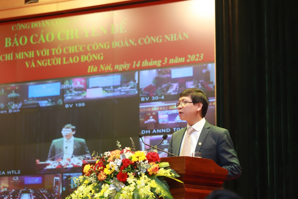 PGS. TS Lý Việt Quang báo cáo chuyên đề “Chủ tịch Hồ Chí Minh với tổ chức Công đoàn, công nhân và người lao động”.