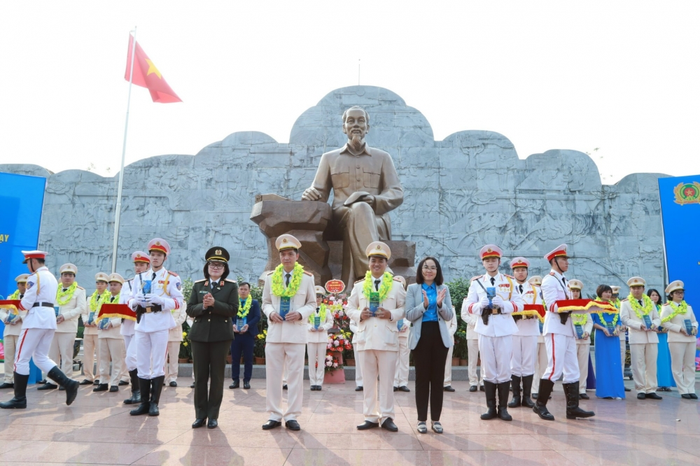 Thiếu tướng Ngô Hoài Thu biểu dương các đoàn viên công đoàn CAND tiêu biểu