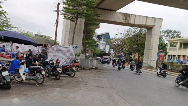 Cảnh nhếch nhác tái diễn khiến khu vực cổng Trường Đại học Giao thông vận tải “đau khổ”