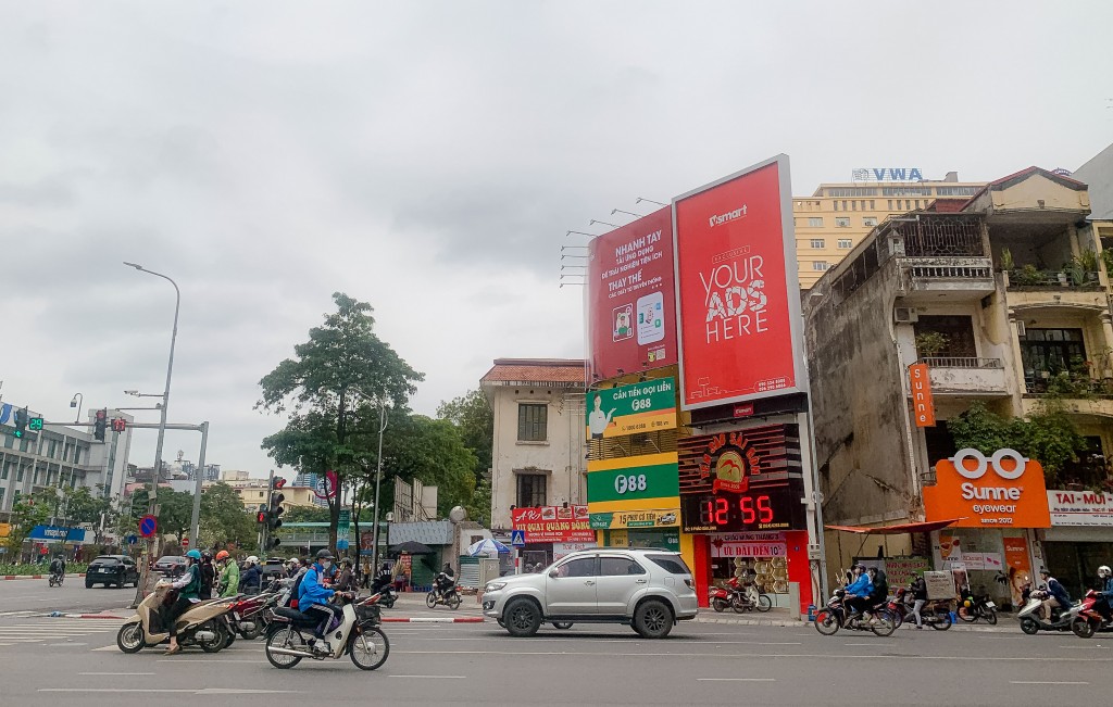 Rà soát toàn bộ hoạt động quảng cáo ngoài trời trên địa bàn Hà Nội