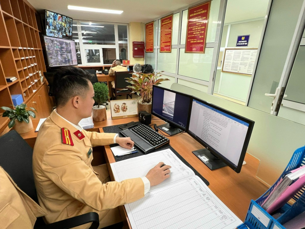 Tiếp nhận thông tin, phản ánh các hành vi vi phạm trật tự an toàn giao thông qua Zalo Phòng Cảnh sát giao thông Hà Nội.