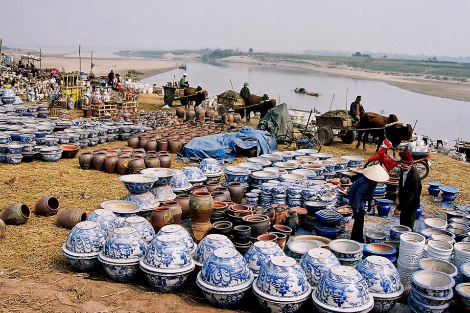 Làng gốm Bát Tràng ven sông Hồng (ảnh tư liệu)