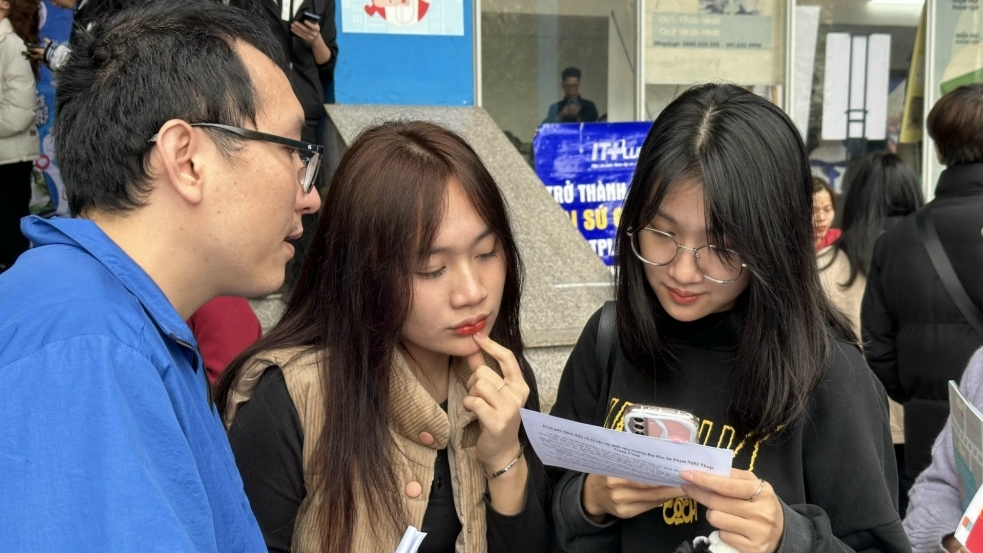 Hàng trăm sinh viên NUAE tham gia ngày hội việc làm