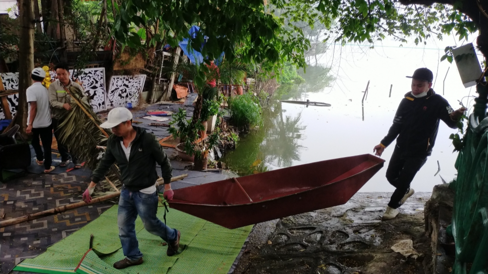 Quận Tây Hồ: Đội mưa xử lý vi phạm trật tự đô thị trên phố Yên Hoa, Vũ Miên