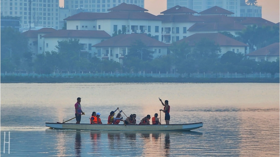 Di chuyển bằng thuyền ngắm cảnh Hồ Tây (ảnh Nguyễn Hữu Thanh Hải)