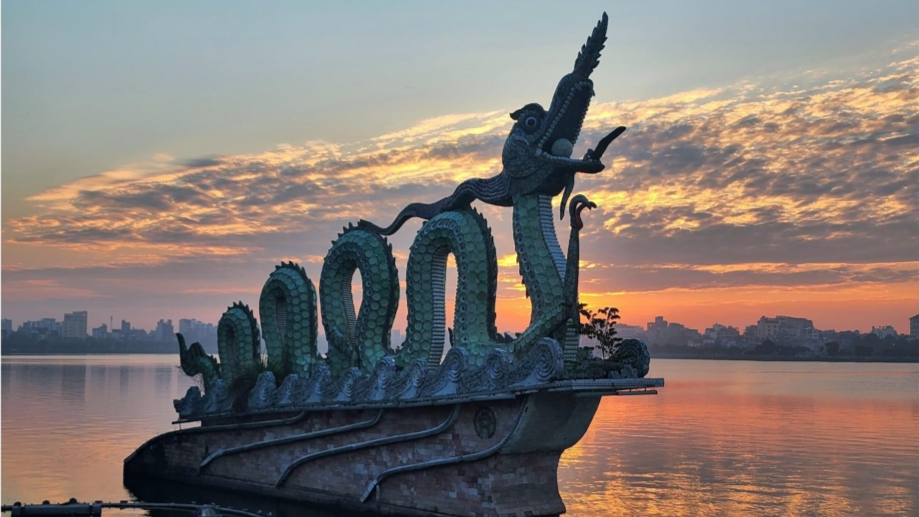 Rồng Hồ Tây (ảnh Nguyễn Hữu Thanh Hải)