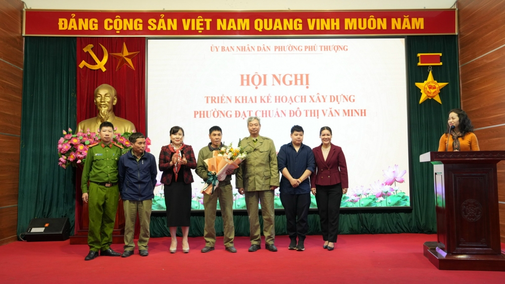 Đồng chí Trần Thị Thu Hường, Trưởng ban Tuyên giáo Quận uỷ Tây Hồ tặng hoa cho đội hình triển khai xử lý chó thả rông