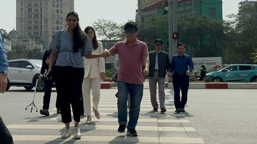 Phóng viên hoá thân thành “người yếu thế” khi tham gia giao thông