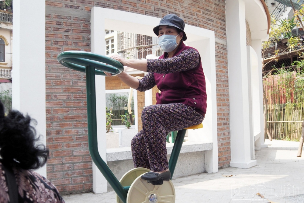 Chia sẻ với phóng viên, bà Lê Thị Thanh Tổ dân phố 3C phường Liễu Giai, quận Ba Đình, Hà Nội (ngõ 67 Văn Cao) phấn khới nói: Được sự quan tâm của chính quyền đã cải tạo lại chiếc giếng làng thành sân chơi tập thể dục mà vẫn giữ được nét giá trị văn hoá cổ