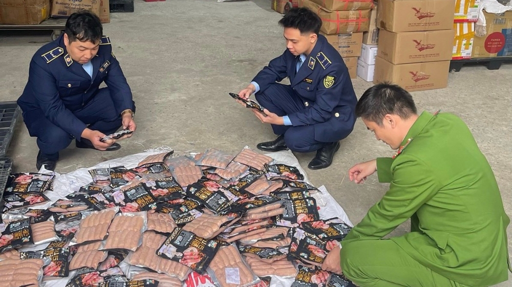 Phát hiện 4 cơ sở kinh doanh thực phẩm, mỹ phẩm nhập lậu