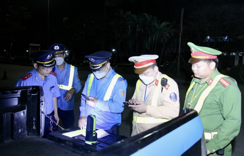 Quận Cầu Giấy xử lý xe siêu trường, siêu trọng "diễu phố" trong đêm