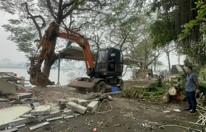 Tháo dỡ hơn 1.000m2 khu vực lấn chiếm quanh ao Thuỷ Sứ