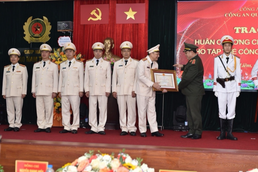 Đồng chí Trung tướng Nguyễn Hải Trung trao tặng Huân chương Chiến công hạng Nhất cho Công an quận Nam Từ Liêm