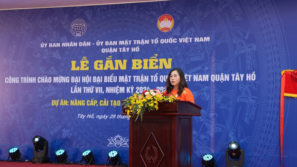 Bí thư Chi bộ, Hiệu trưởng trường THCS Quảng An Nguyễn Thị Kim Xuân phát biểu tại buổi lễ