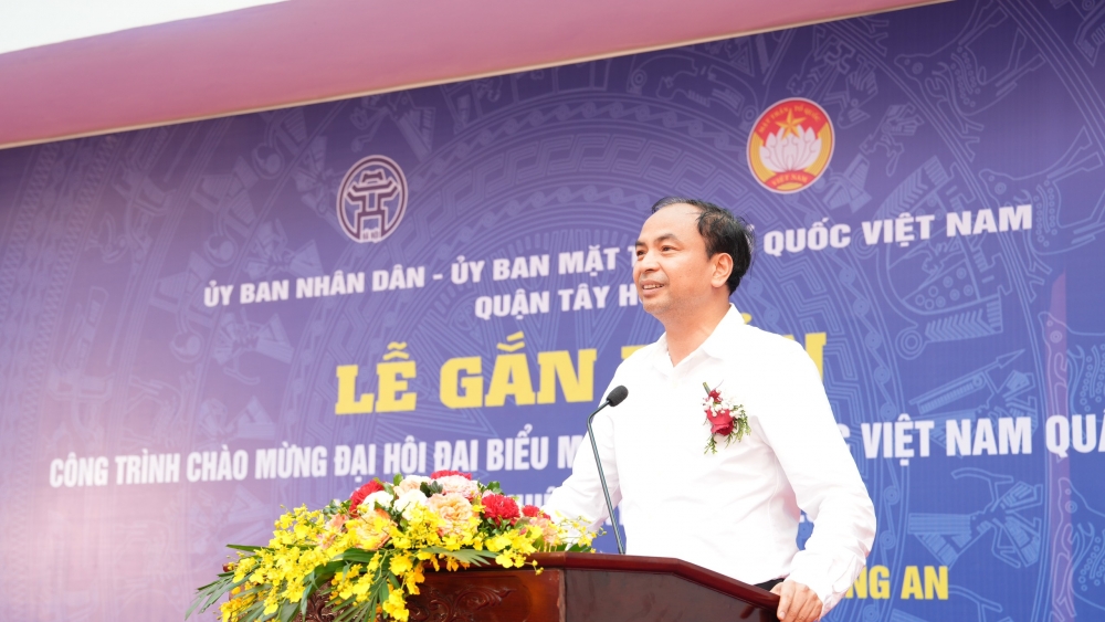 Phó Bí thư, Chủ tịch UBND quận Tây Hồ Nguyễn Đình Khuyến phát biểu giao nhiệm vụ cho nhà trường