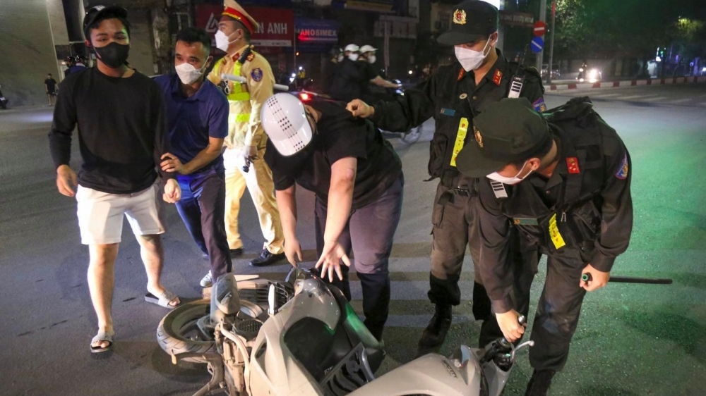 Tạm giữ 52 “quái xế" tuổi teen càn quấy trong đêm