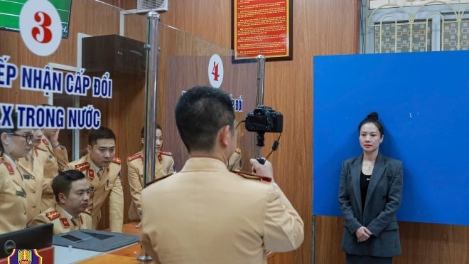 Ngày đầu CSGT cấp đổi giấy phép lái xe: Nhanh chóng, thuận lợi