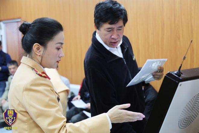 Người dân đến làm thủ tục cấp đổi GPLX tại cơ sở số 2 phố Phùng Hưng được cán bộ CSGT đón tiếp hướng dẫn nhiệt tình.