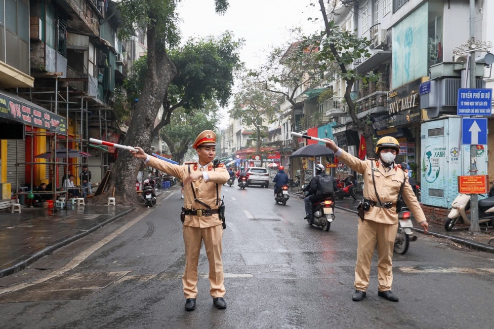 Ngày đầu hạn chế xe trên 16 chỗ vào phố cổ Hà Nội: Giảm ùn tắc