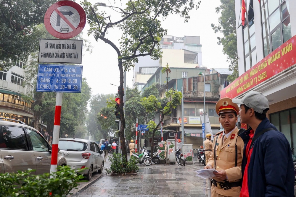 Cảnh sát giao thông giải thích quy định mới với lái xe. Ảnh: Chu Dũng