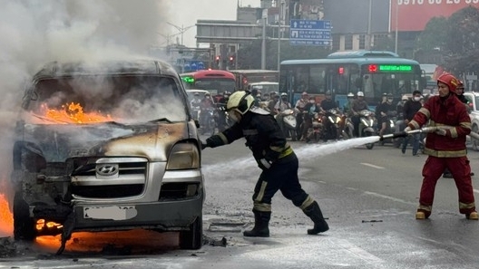 Chiếc ô tô bán tải bốc cháy dữ dội trên đường Giải Phóng