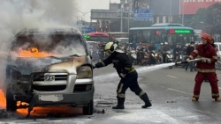 Chiếc ô tô bán tải bốc cháy dữ dội trên đường Giải Phóng